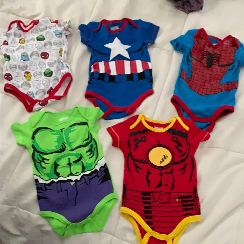 Set of 5 marvel bodysuits